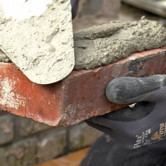 Skifte mursten: Kom mørtel ovenpå murstenen Skifte mursten: Kom mørtel ovenpå murstenen